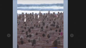 Heboh! 2.500 Orang Telanjang Bulat di Pantai
