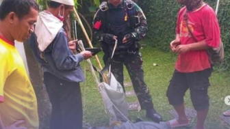 Diterjang Angin Kencang, Penerjun Payung TNI Terbawa Hingga Ciganjur