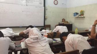 Siswa SMA Masuk Jam 5 Pagi di Kupang, Ibu Guru Ngaku Belum Makan dan Terpaksa Bedakan di Sekolah