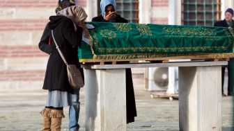 Mengapa Wanita Muslim Dianjurkan Tak Mengantar Jenazah ke Pemakaman? Simak Penjelasannya..