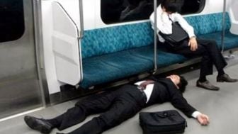 Potret Pekerja Sedang Teler Tidur di Jalan, Fenomena Beratnya Tekanan Bekerja di Jepang