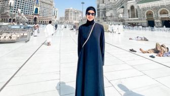 Umrah untuk Almarhum Papa, Nia Ramadhani Dipuji Netizen Cantik Luar Dalam