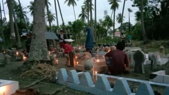Tradisi Unik Sambut Lebaran di Toraja, Nyalakan Lilin di Kuburan