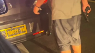 Viral !! Oknum Anggota Polisi Nenteng Senjata Api Sambil Maki-Maki Pengemudi Sipil, Cuma Gara-Gara Hal Sepele..