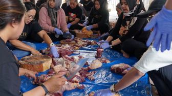 Salurkan 50 Ton Daging Kurban, Brand Skincare Lokal Ini Tebar Kebaikan di Idul Adha