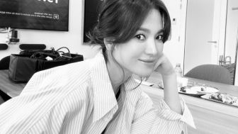 Song Hye Kyo Raih Daesang di Blue Dragon Series Awards 2023