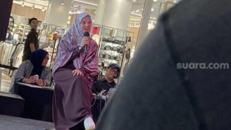 Natasha Rizki Bermain Tenis dengan Gamis: Membuktikan Modest Fashion Bukan Penghalang Aktivitas