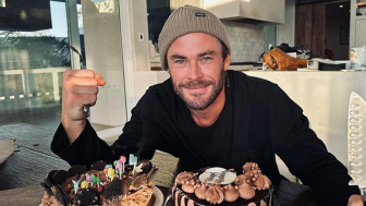 Rayakan Ulang Tahun Ke-40, Chris Hemsworth Dikado Gambar Naga