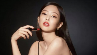 Bersandar di Pagar Panggung, Jennie Blackpink Nyaris Jatuh