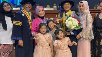 Hebat! Deddy Mizwar dan Putranya Wisuda Doktoral Bareng, Siapa yang IPK nya Lebih Tinggi?