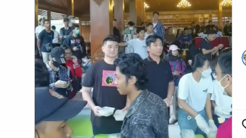 Ramadan, Chef Arnold dkk, Bagikan 1000 Makanan ke Warga Kota Solo