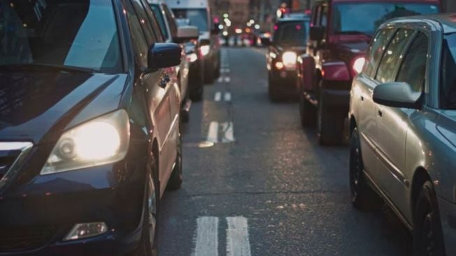 Macet, Pasangan Ini Langsung Naik Motor ke Gedung Pesta