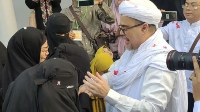 Keluarga Dan Para Simpatisan Menyambut Kebebasan Habib Rizieq