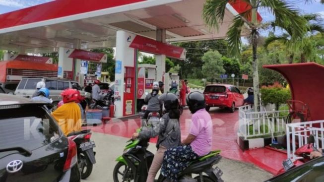 BBM Pertalite Makin Langka, Sejumlah Pengendara Antre di SPBU Bogor