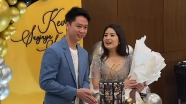 Kevin Sanjaya Resmi Melamar Valencia Tanoesoedibjo