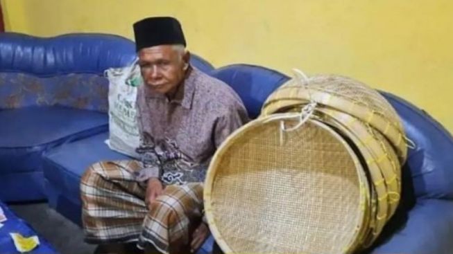 Tega! Kakek Penjual Tempeh Keliling Jadi Korban Perampasan dan Pemukulan