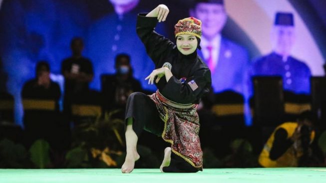 Jadi Sorotan Karena Hijabnya, Siapakah Merrywati Manuil?