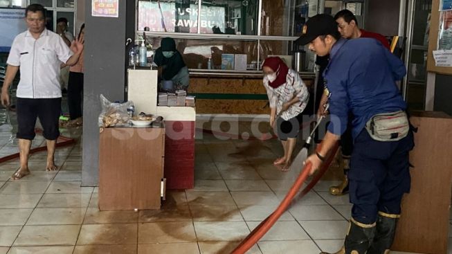 Diguyur Hujan, Pukesmas dan Masjid Rawabuntu Tangsel Terendam Banjir dan Lumpur