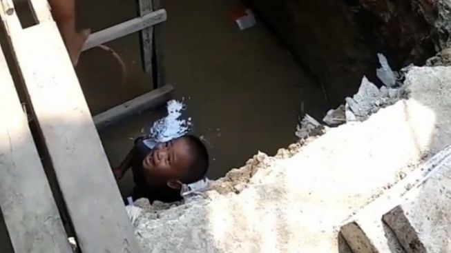 Viral! Anak Ini Kecemplung Septic Tank Lantaran Asyik Bermain