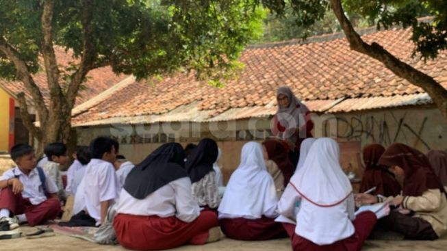 Miris Lima Tahun Ruangan SD Ini Rusak, Murid Terpaksa Belajar di Tanah Lapang