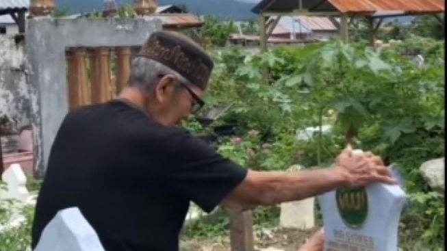 Sedih! Lakukan Kunjungan, Kakek Ini Curhat ke Makam sang Istri