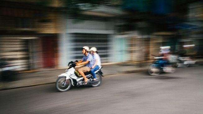 Kasar! Pemuda ini Hantam Kepala Pengendara Motor