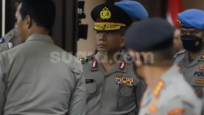 Ngefans Dengan Ferdy Sambo, Wanita Berkerudung Ini Terobos Persidangan