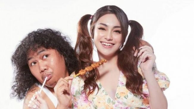 Prank! Ternyata Pasfoto Marshel Widianto dan Celine Evangelista Bukan Buat Nikah, Melainkan