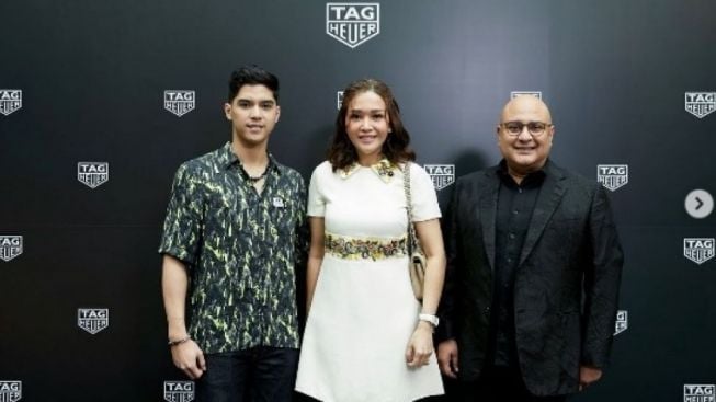 Baru Putus Al Ghazali Terlihat Merangkul Wanita Berjibab, Pacar Baru?