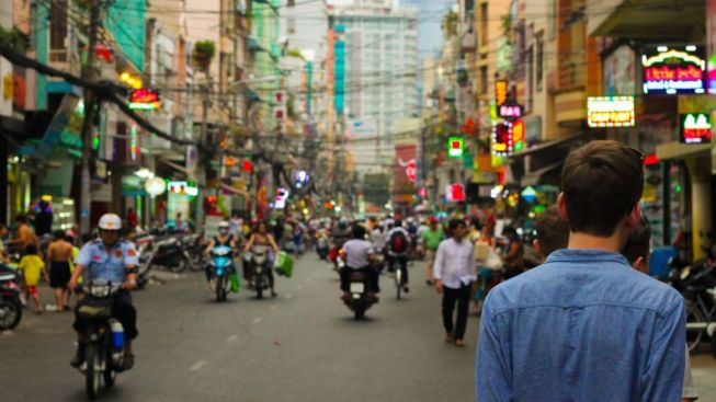Hujan Tiba Banyak Pemotor yang Jatuh di Jalur Pedestrian, Begini komentar Anies