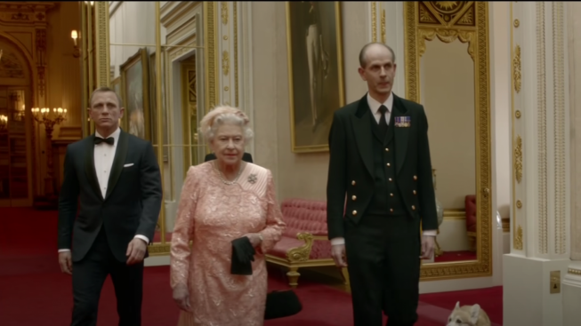 Sebelum Meninggal, Ratu Elizabeth II Pernah Adu Akting dengan Daniel Craig, Hingga Harus 'Locat' dari Helikopter