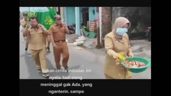 Miris! Tak Ada Keluarga ataupun Tetangga, Jenazah Ini Akhirnya Diantar Kepala Desa