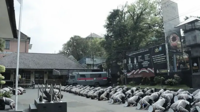 Minta Maaf Atas Terjadinya Tragedi Kanjuruhan: Anggota Polresta Malang Melakukan Sujud Massal