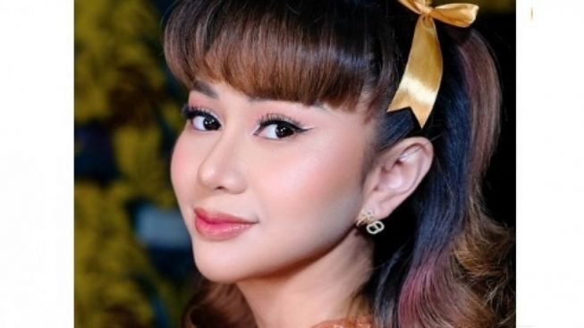 Tak Hanya Bucin, Denise Chariesta Membiarkan 'R' Rekam Video Saat Mereka Sedang Bercinta