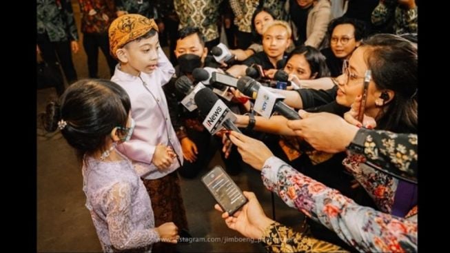 Keponakannya Saling Gandeng, Kaesang Akhirnya Membalas Cibiran Netizen