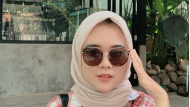 Waduh! Yessy Balas Komentar Netizen yang Sindir Ponselnya