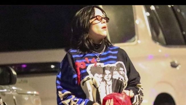 Wow, Billie Eilish Pakai Baju Buatan Bandung !