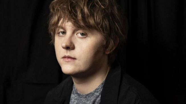 Mengenal Sindrom Tourette Lewis Capaldi Yang Kambuh Saat Manggung.