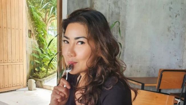 Inge Anugrah Lebih Pilih Bahagia Daripada Rujuk dengan Ari Wibowo