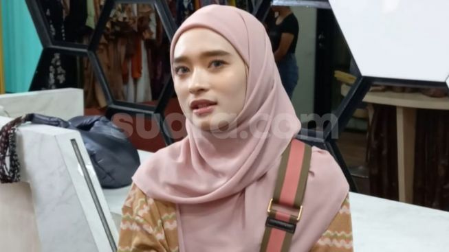 Inara Rusli Beli Mobil Baru, Warganet Beri Reaksi