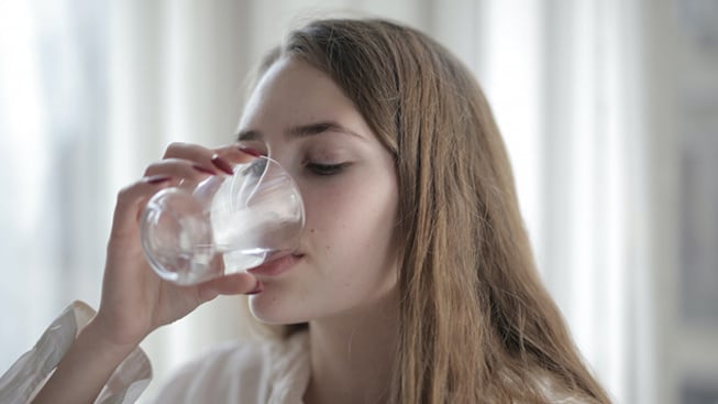 Manfaat dan Efek Samping Minum Air Putih Sebelum Tidur