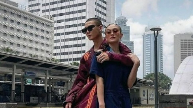 Beneran Nggak Nih? Agnez Mo Pamer Foto Mesra Pakai Gaun Bersama Kekasih, Netizen Menduga Keduanya Bertunangan