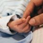 Amankah Orang Tua Tidur Satu Ranjang dengan Bayi?