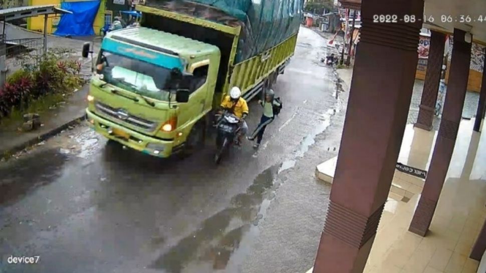 alami rem blong truk ini menabrak dua pengendara motor di lampung jollynews