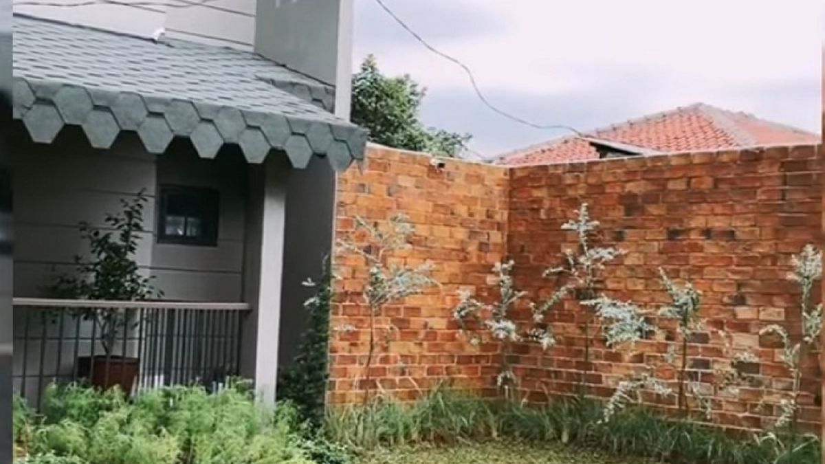 Tampilan taman rumah Arya Saloka