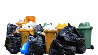 Jorok! Tumpukan Sampah di Pujasera Subang Bikin Bau Tak Sedap