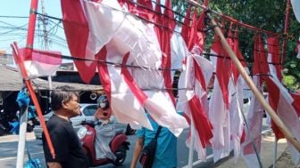Demi Keluarga di Garut, Ajay Rela Berjualan Bendera Musiman ke Cimahi