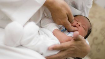 Hukum Tahnik Pada Bayi yang Baru Lahir, Berikut Cara dan Manfaatnya