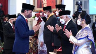 Jelang HUT RI Ke-77, Presiden Jokowi Anugerahkan Tanda Kehormatan bagi Ratusan Nakes Korban Covid-19