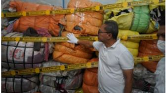 Kemendag Musnahkan 750 Bal Pakaian Bekas Senilai Rp 8,5 Miliar di Karawang